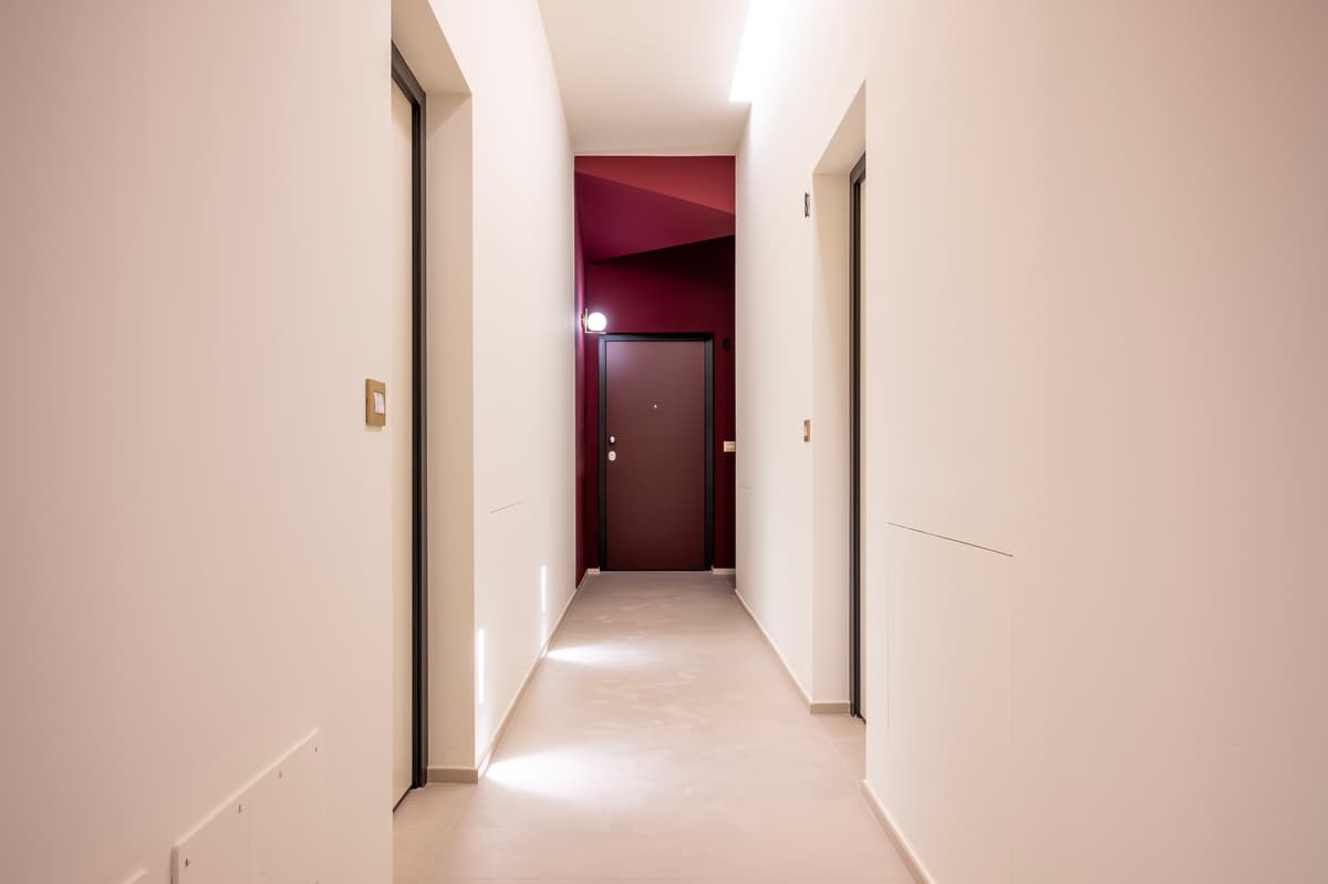 Corridoio moderno e luminoso con finiture di design all'interno del complesso Arcivescovado Suites a Torino, riqualificato da Homingo.